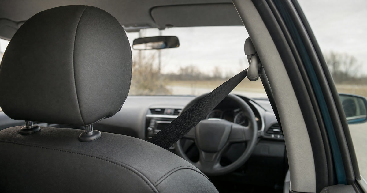 Empty car interior showing the driver headrest and shoulder seat belt, for a guide to car accident injuries a chiropractor evaluates in Bowie, MD